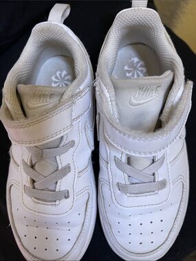 NIKE   Court Borough Low Toddler Shoe. White Hook-and-Loop Velcro Sneakers